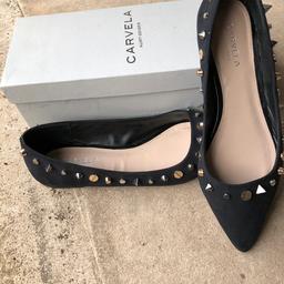 • Black Carvela Kurt Geiger flat shoes with studs
• Size 6/39
• Worn once - see picture for reference
• Pet and smoke free home
*re-listed as sale fell through once tried on*