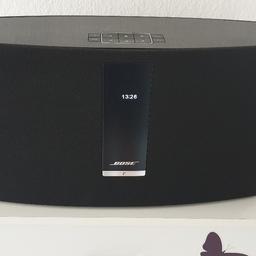 Enthalten sind der Bose SoundTouch 30 Lautsprecher, eine passende Fernbedienung dazu sowie ein Stromkabel und ein USB auf Micro-USB Kabel.