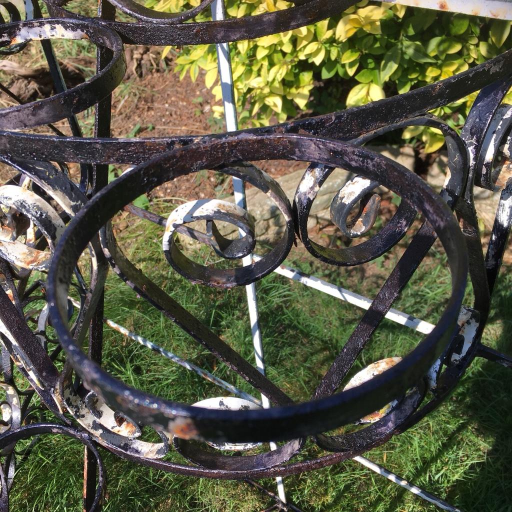 Large wrought iron garden obelisk in SG14 East Hertfordshire für £ 80