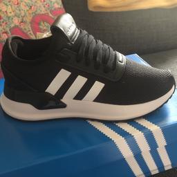 Brand new only bought last week changed my mind but don’t have receipt so can’t exchange them. Size 4