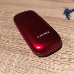 Verkaufe ein rotes Klapphandy von Samsung. Das Handy würde nur in einem Urlaub genutzt. Ist immer noch voll Funktionsfähig. Wird per USB auf geladen (Achtung ohne Kabel!!, sind aber die „normalen“ Anschlüsse von Samsung) Bei fragen fragt.