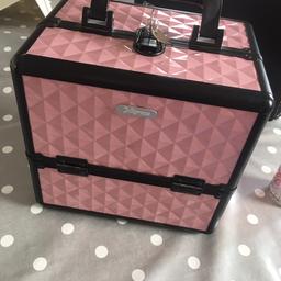 Baby pink beauty box with keys 💗
I used it to store jewellery

Brilliant condition no marks

£5 no offers
Collection from S58LT