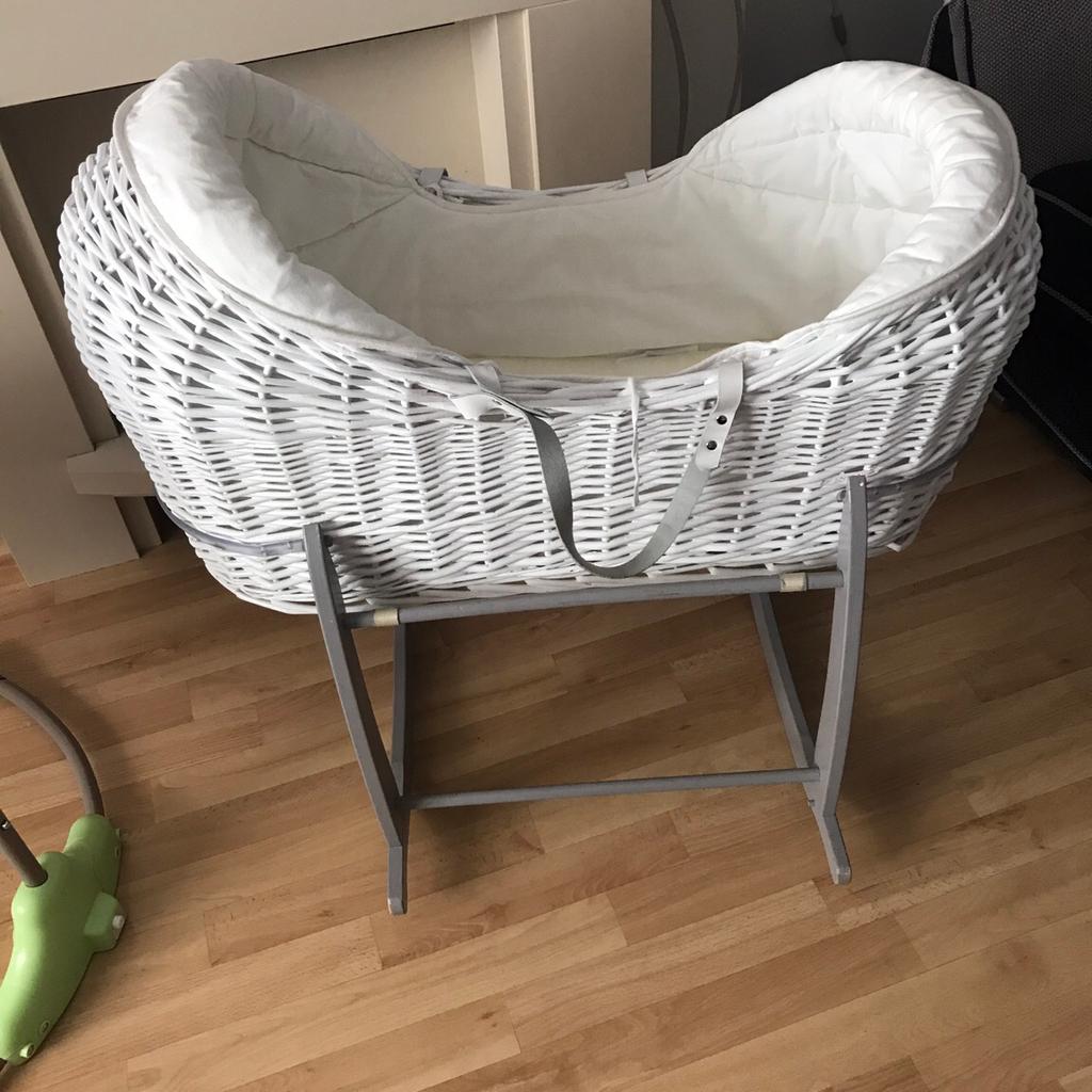 Clair de lune pod Moses basket and stand in B44 Birmingham für £ 20,00