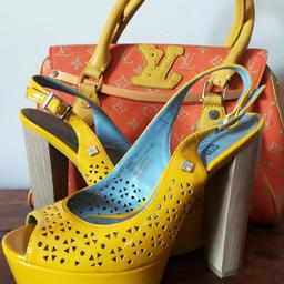 Vendo scarpe usate una volta ...un bel giallo lucido,scarpa comoda con plato ...rigalo la borsa con acquisto di scarpa ...