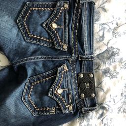 Miss me Jeans storlek 25
Snygga detaljer, nästan nya [inga skador och liknande]
Mörkblåa
köpare står för frakt
Äkta