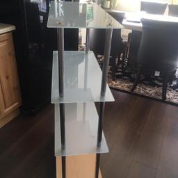 Very good condition.
3 glass shelves and 1 wooden shelf.