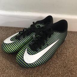like new only worn two or three times , no ware and tare 

Plastics studs 

size 4