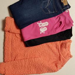 Das Bekleidungspaket beinhaltet:
- 1 gefütterte lange Jeans 
- 2 Jogginghose
- 1 Pullover
Alle Kleidungsstücke sind frei von Flecken und Löchern. Versand möglich.