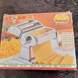 5 in 1 original atlas pasta machine with booklet
Makes lassgna/tagliolini/fettuccine etc
Used only once
In excellent condition