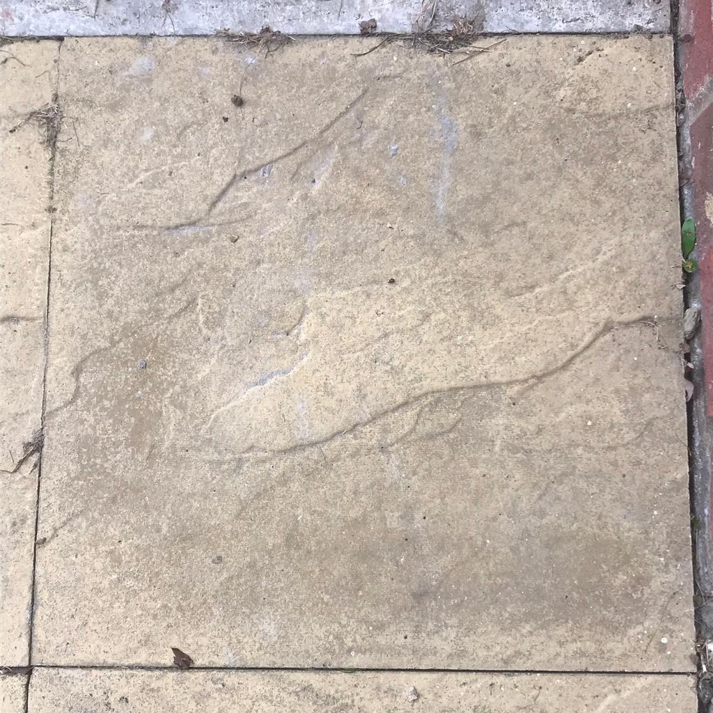 Paving slabs for sale. Used by Belway homes in NN11 Daventry für 45,00