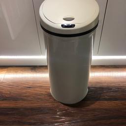Virtually brand new and wrapping is still on the cylinder.. is spotless and clean as new. 50litre bin. It senses you are there and opens the lid and closes it again when you walk away. Keeps your hands and feet clean and away from germs. (Rrp£40)