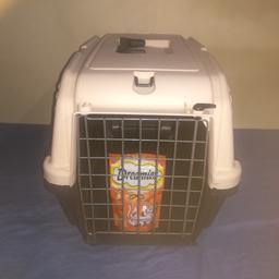 This is a cat carrier in immaculate condition. I've even included a packet of Dreamies to coax your cat in. The carrier has a double lockable door and strap bracket's at the front and back top so you can attach a shoulder strap for easier carrying. The carrier is 21" front to back, 12.5" across and 13.5" high.  Check out the side photo's.  Your pet won't feel closed in like other carriers. Bargin Price £10
