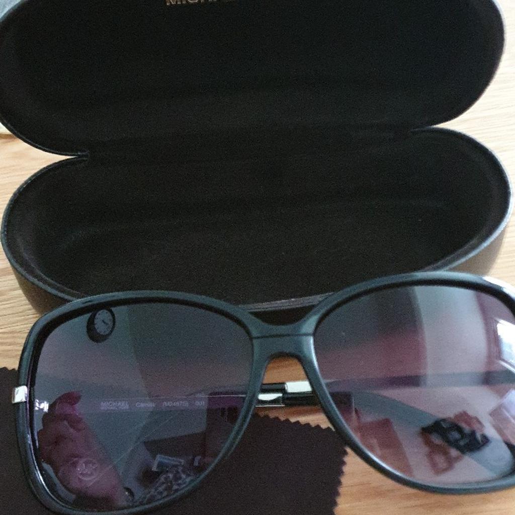 a lovely pair of genuine black framed michael kors sunglasses.
silver arms
comes with original case and cloth
camille (M2467S)
minimal signs of wear