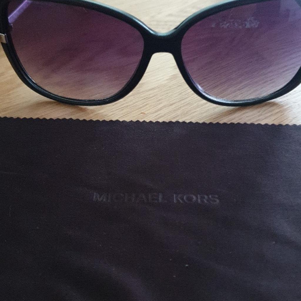 a lovely pair of genuine black framed michael kors sunglasses.
silver arms
comes with original case and cloth
camille (M2467S)
minimal signs of wear