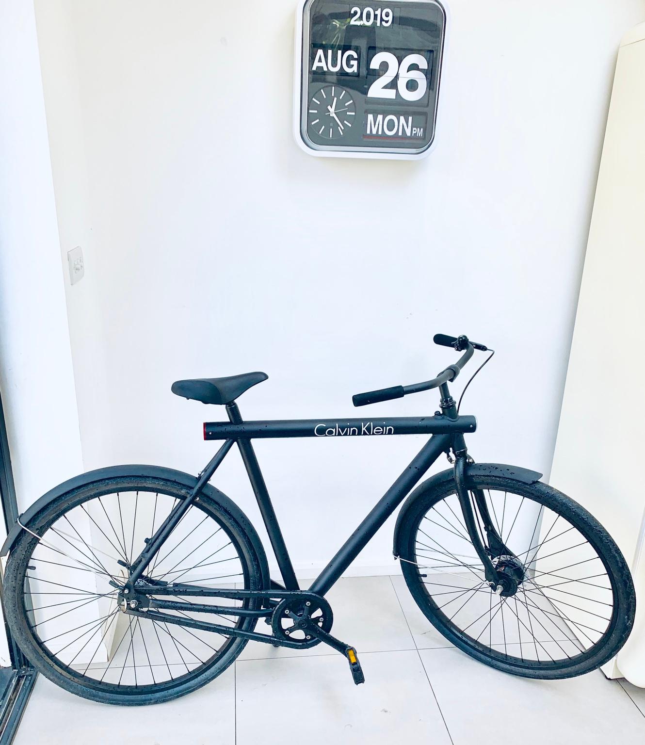 Vanmoof calvin klein store bike