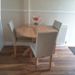 100cm wooden dining table
4 chairs
in very good used condition
changing decor so getting new one.
from a smoke and pet free home
collection br1
*the 4th chair has never been used and stored in the loft! however it has a small tear from being moved around! can get pic if interested.
£55 ono