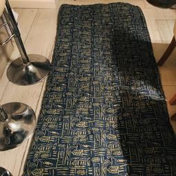 195cm L x 90cm W when zipped up, label says Kingsize, so could be used as quilt rather than zipping it up

could also be used as lining for dog bed (we have never had a dog sleep on it lol), guest bedding or even as a thin summer kingsize quilt inside a duvet cover

pse say when you will collect soonest