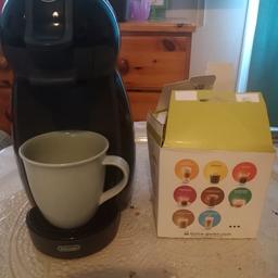 Nescafe Dolce Gusto kaffe maskin knappt andvänd som nytt skick, medföljer en kopp & en låda med 3 olika kaffe sorter. Ny pris 1499kr.