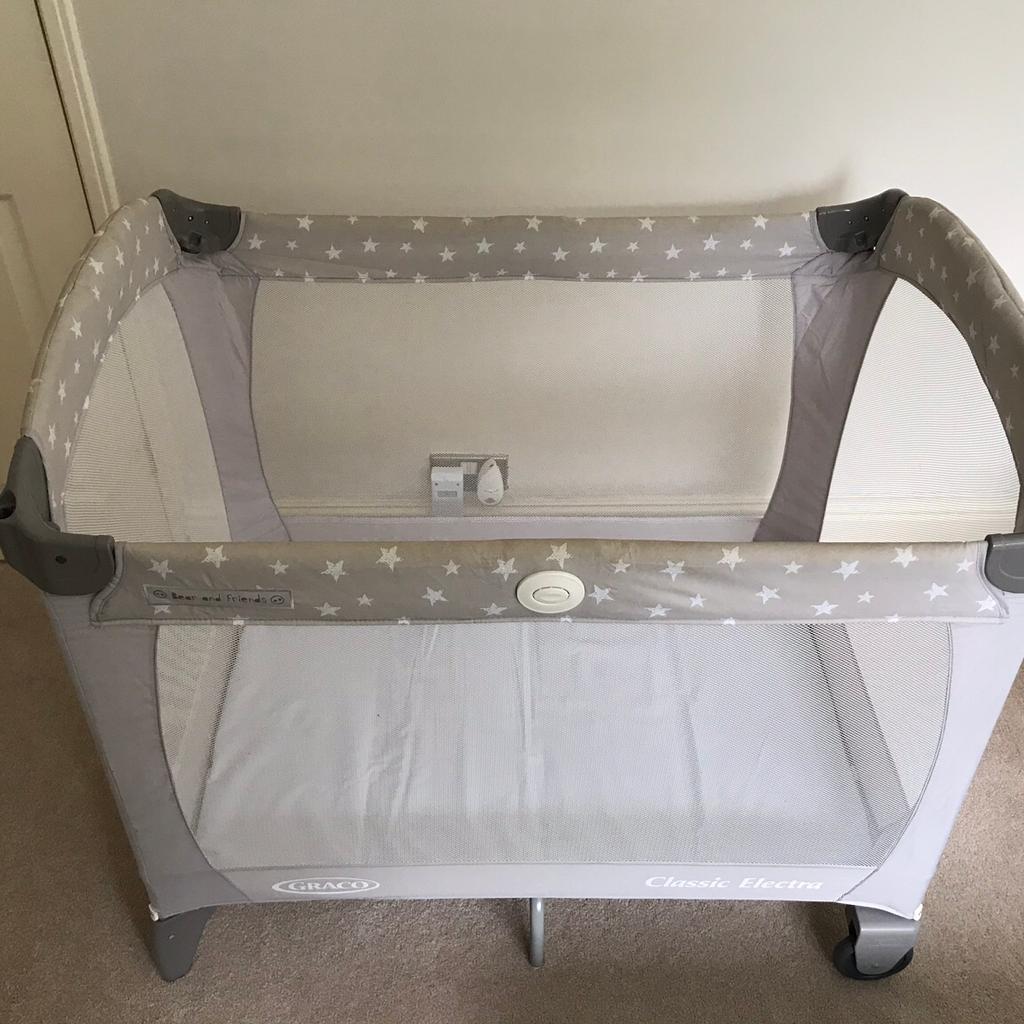 Graco classic electra bassinet travel outlet cot in bear & friends