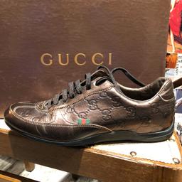 Sneakers Gucci num 37.
In pelle color bronzo. Qualche segno di utilizzo come da foto.