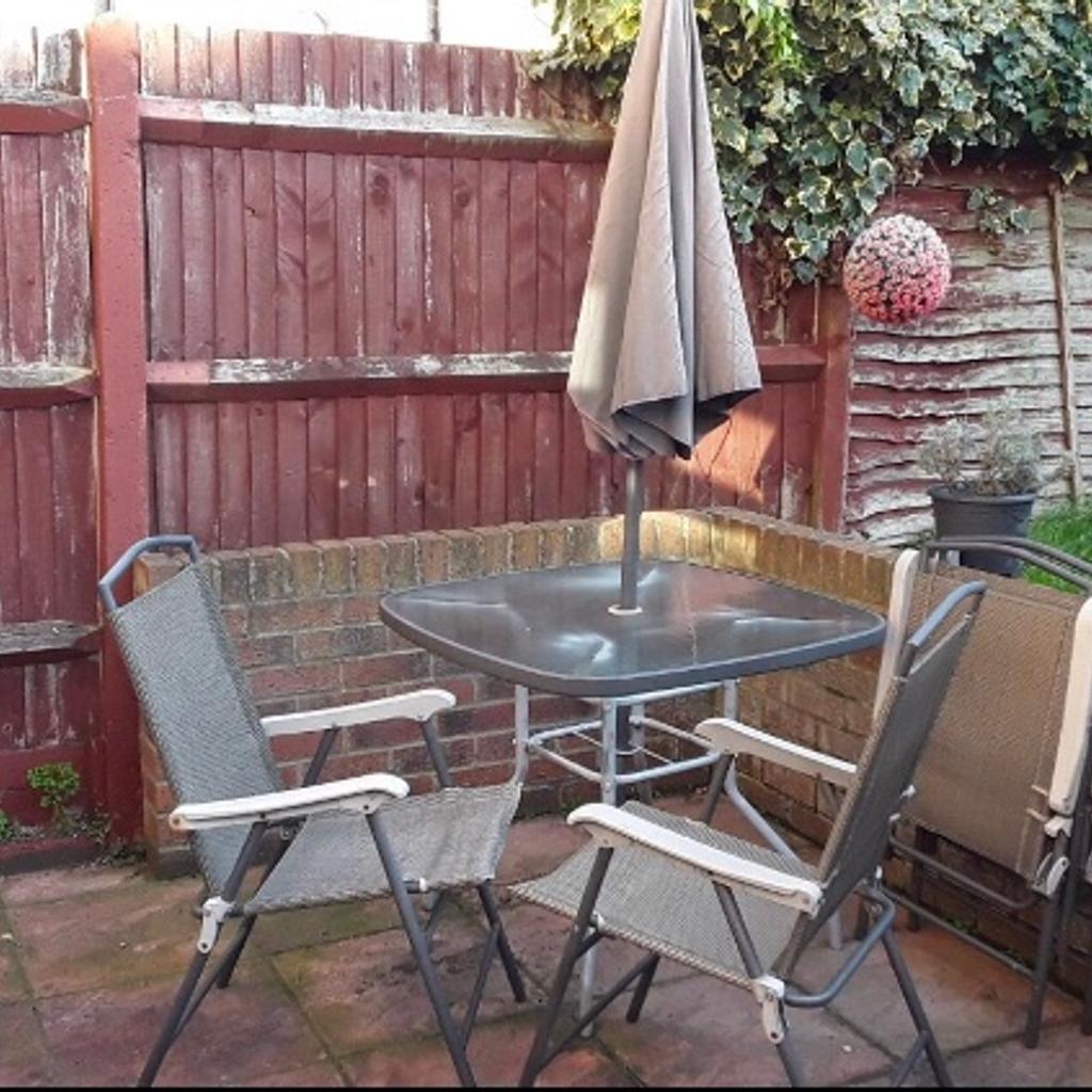 Garden set Table with 4 Folding chairs in SW20 London für £ 35,00 zum
