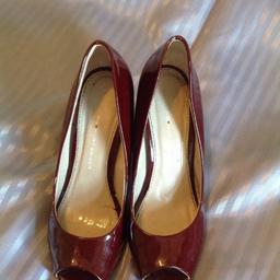 Kirt Geiger Peep Toe Shoes Sizes 5.

In good condition, worn twice for short periods of time, selling due to finally giving in to the fact I can't walk in heels!

All items are from a pet/smoke free home, please check of my other items!