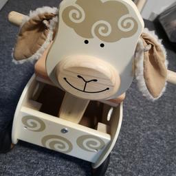 Süßer Lauflernwagen 'Schaf' aus Holz mit Nachziehschaf und Stauraum