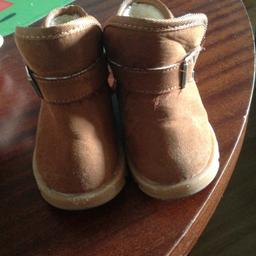 winter boots really good condition Size 4 
looks really cute on