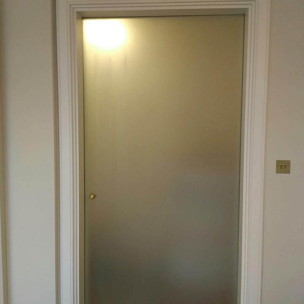 10 mm toughen slidding door including sliding rail with clamps and knob

W 1190 x H 2375

collection or local delivery: NW6 or NW3 or W9 or W2 or W1 or TW13 or just ask

if you have any questions, just ask