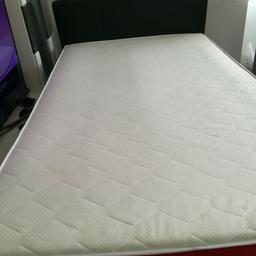 Ein Bett mit Matratze in gutem Zustand.
140B×200L.
Preis ist verhandelbar