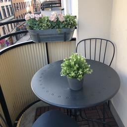 Balkongmöbler
Ett bord två stolar
Bordet 70 cm i dm och 70 cm högt