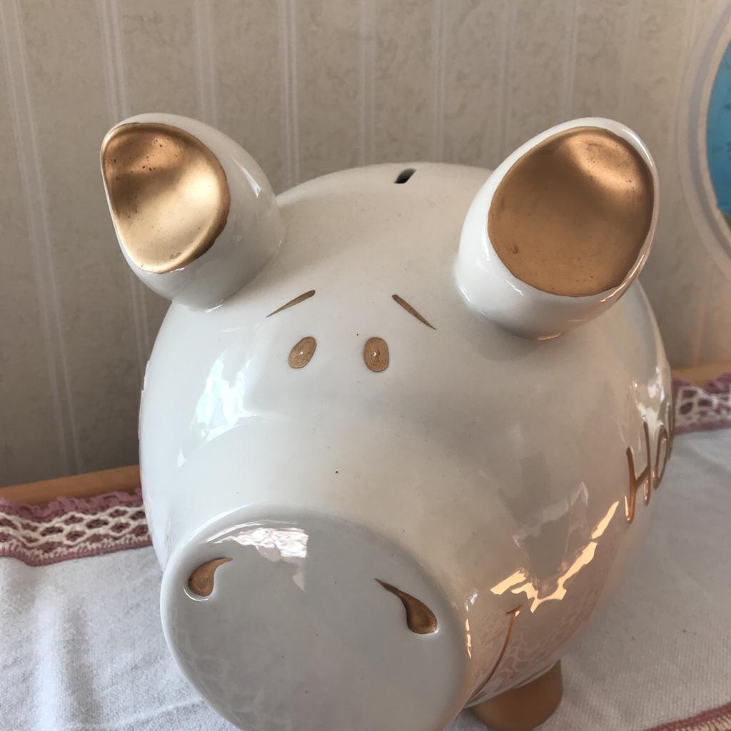 Keramik Sparschwein mit Aufschrift „Hochzeit“
Umfang 75 cm
Ca. 25 cm hoch
Ca. 30 cm breit
Mit Öffnung zur Geldentnahme

Neuwertig!