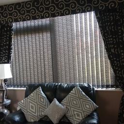 Pelmet and curtains for sale.
Curtains are very heavy and are 90 x 90 .
Pelmet is fixed on a board ready to go up and is 8ft long.
Were made professionally and were very expensive, having a change of decor in dining room so one set surplus to requirements.
They are black and gold but the pattern does look silver .