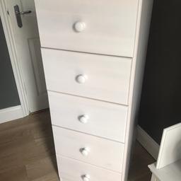 White wash pine. 5 drawers 
Excellent condition