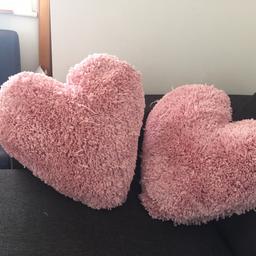 Lovely pair of heart cushion in good condition 
From a smoke and pet free home 
Collection sw17 
Thanks