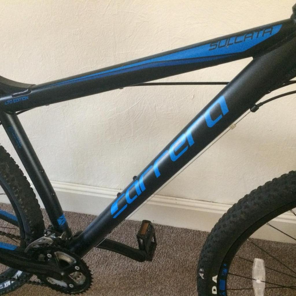 Black and blue discount carrera mountain bike