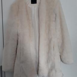 Ich verkaufe meine weiße Kunstfell Jacke von Yessica C&A in der Größe 36. Selbstabholung in 32825 Blomberg und Versand ist möglich. Die Jacke wurde nur ein paar mal angezogen und ist neuwertig.