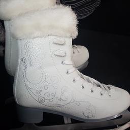 woman's ice skates size 6. only been used twice