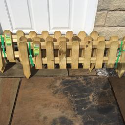2 packs of picket fence. Each pack contains 3 panels. 
Each panel is 1m wide and 0.4m high 
Still in original packaging 
Collection only