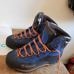 Simond walking boots from Decathalon. Worn once but too small. They are and 8.5 but more like an 7.5.
RRP £80.00
