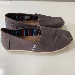 Toms Classic Canvas Slip on Espadrille
Ash Grey 
Size 6 
Excellent condition, hardly worn
