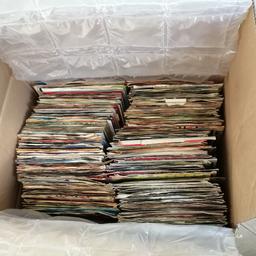Zum Verkauf stehen 713 Stück singel Schallplatten bunt gemischt bei fragen bitte melden nur selbstabholung danke