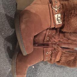 Brown suede very comfortable and warm. Pick up