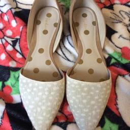 Size 7 pair of flats from boden, only worn a few times so in very good condition.