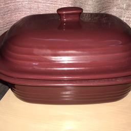 Red/Cranberry hotpot with lid & pie dish, used a few times but still in good condition.
Collection only