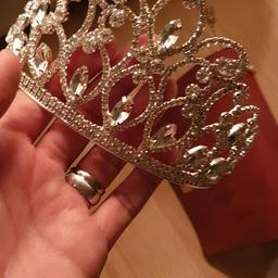 neuwertige krone

#krone #diadem #schmuck #braut #hochzeit #brautkleid #henna #kronemitglitzer #diademekopfschmuck #kopfschmuck #prom #wedding #weiß #silber #jewelry #princess #schmuckstück #bride