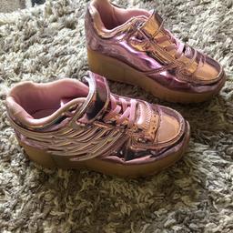 Generous fit.
Great condition
Worn handful of times
Light up
Wheel which can also be hidden away in base of shoe. Wear as a trainer or heely.
Size 13
Smoke free home
Collection WV1