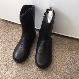 New girl boots size 31 with lovely design 
Never been used as my daughter has wide feet 
Has been in the storage fir few months 
Collection sw17/ Amen corner 
More items on my page please have a look 
Thanks