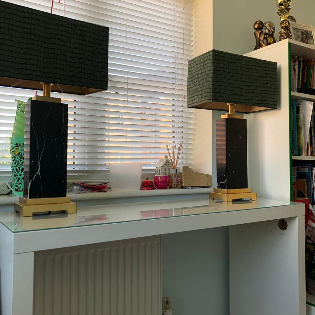 IKEA malm dressing table with glass top in Dunstable für £ 20,00 zum
