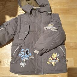 selten getragene Winnie Pooh (Disney) Jacke 
Ärmel mit Reißverschluss abnehmbar 
Größe 6A